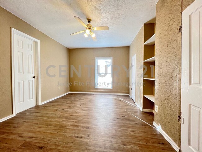 Building Photo - Charming 3/2 in Denton Ready for Move-In!