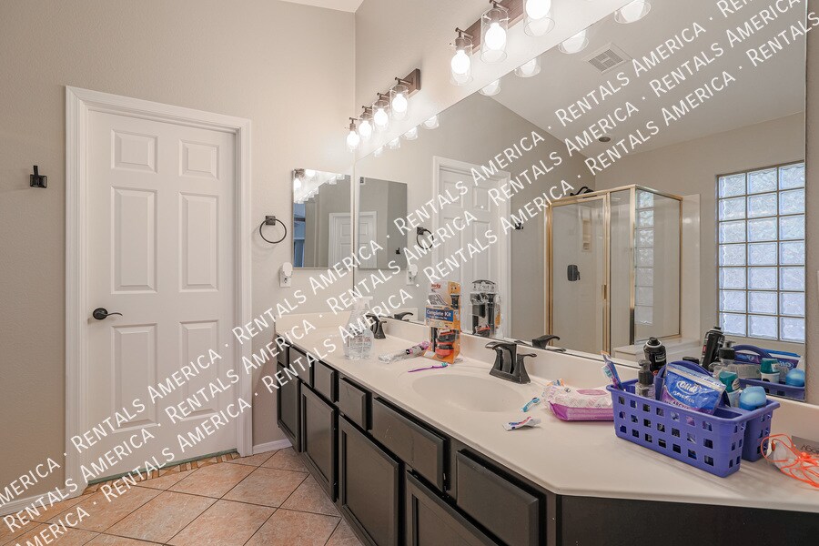 Building Photo - 703 W Canary Way