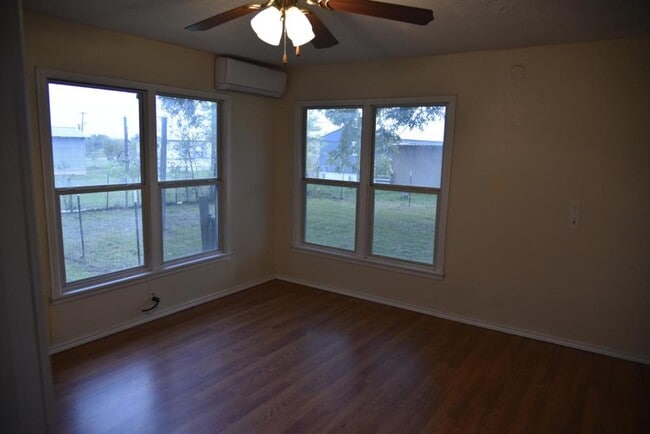 Building Photo - 302 S Oneal St