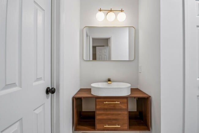 Building Photo - Bright and Gorgeous - Updated 3BR/2BA Townhome!