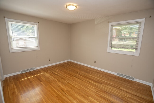 Building Photo - 1122 Major Dr