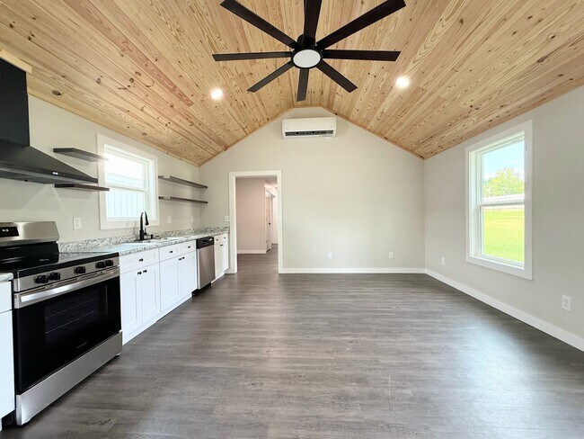 Building Photo - In the heart of Fruithurst!!!