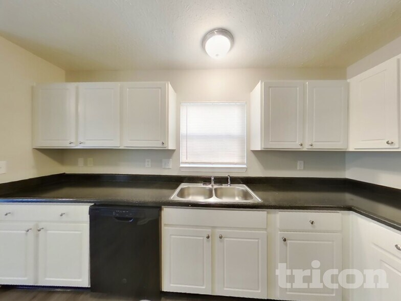 Building Photo - 911 Pine Ridge Way