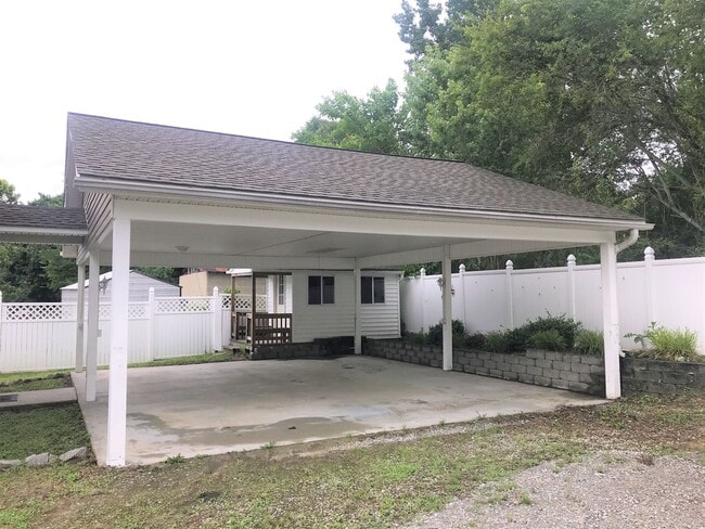 Building Photo - Lovely 3 Bedroom/2 Bathroom… Waiting for Y...