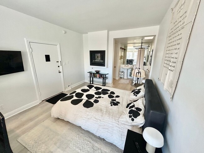 Building Photo - Charming Furnished Marina Studio