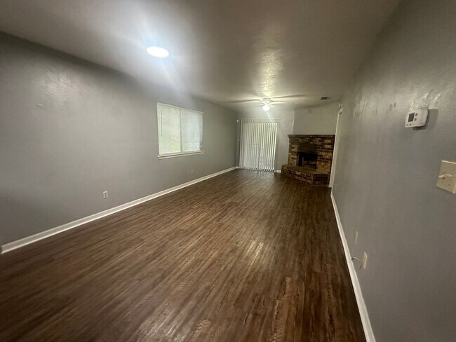 Building Photo - Downstairs unit off Miccosukee!