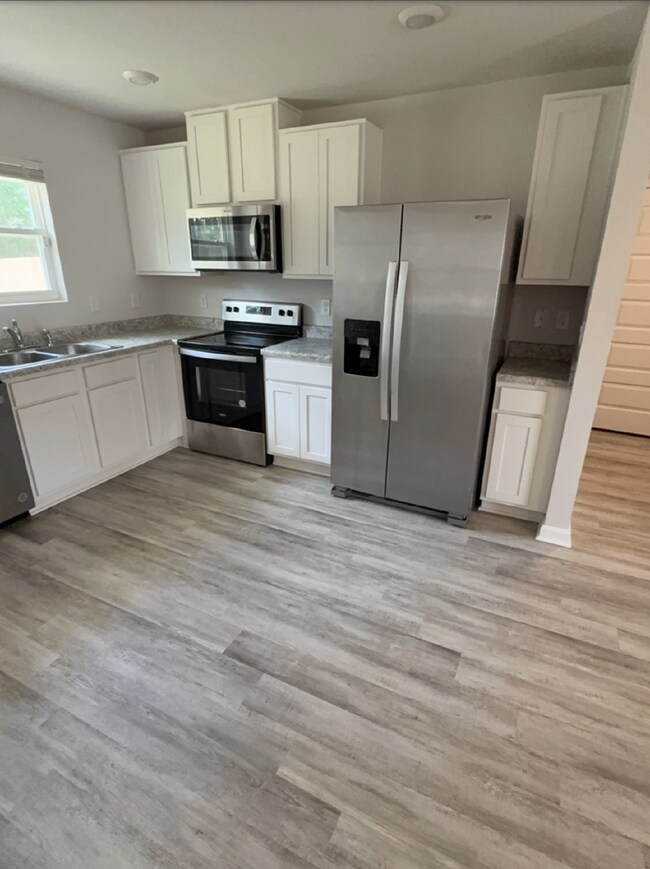 Building Photo - Charming 2-Bed Home in Cantonment - Cozy Retreat!