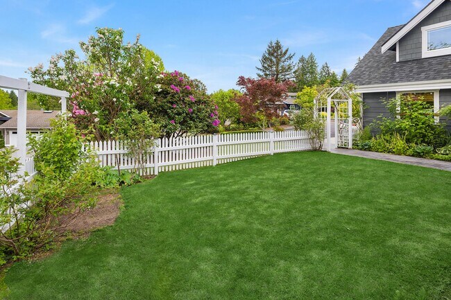 Building Photo - 5bd/2.75ba Bellevue Home
