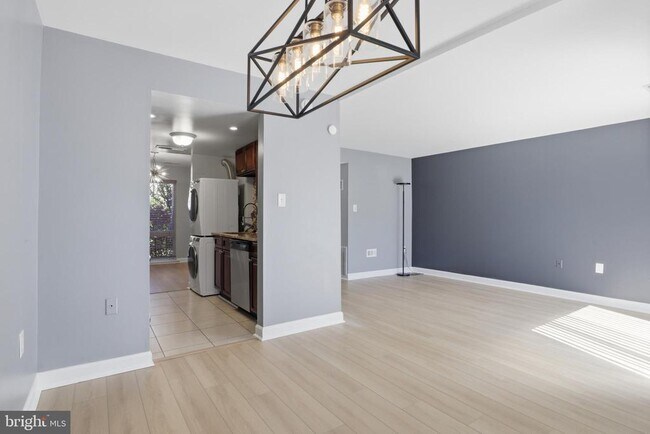 Building Photo - 264 N Stevenson Sq