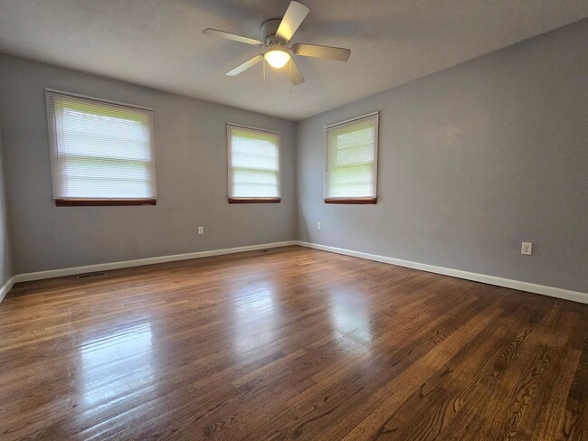 Building Photo - Roomy 3br country home with a sunroom!