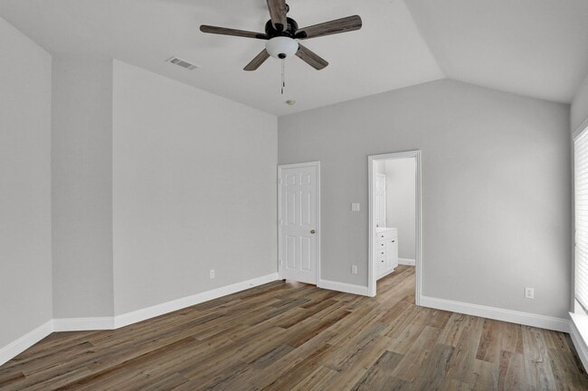 Building Photo - Cute, Quiet and ready NOW