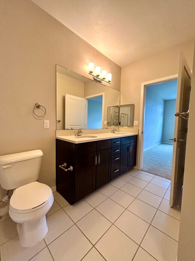 Building Photo - Top floor 2bd 2 bath condo conveniently located in Broomfield!