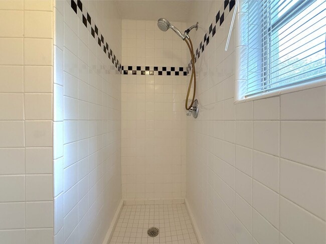 Building Photo - 2/2 Home in College Park with lots of char...