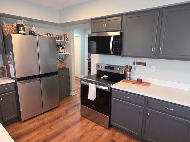 Building Photo - Updated Tosa 2 bedroom townhouse