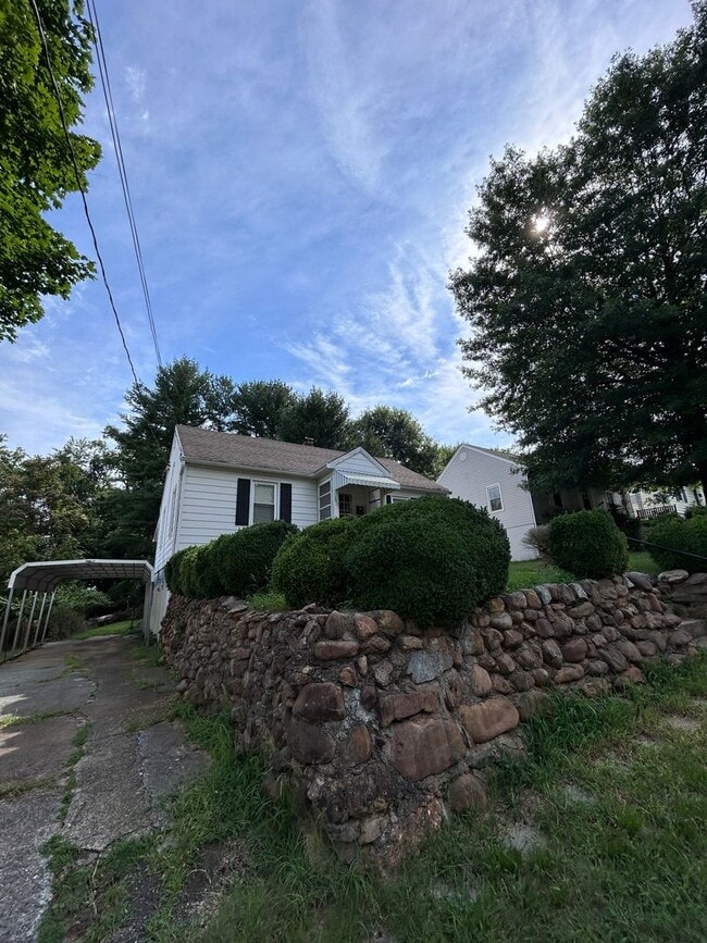 Building Photo - Adorable 2 BR home - Convenient to all thi...