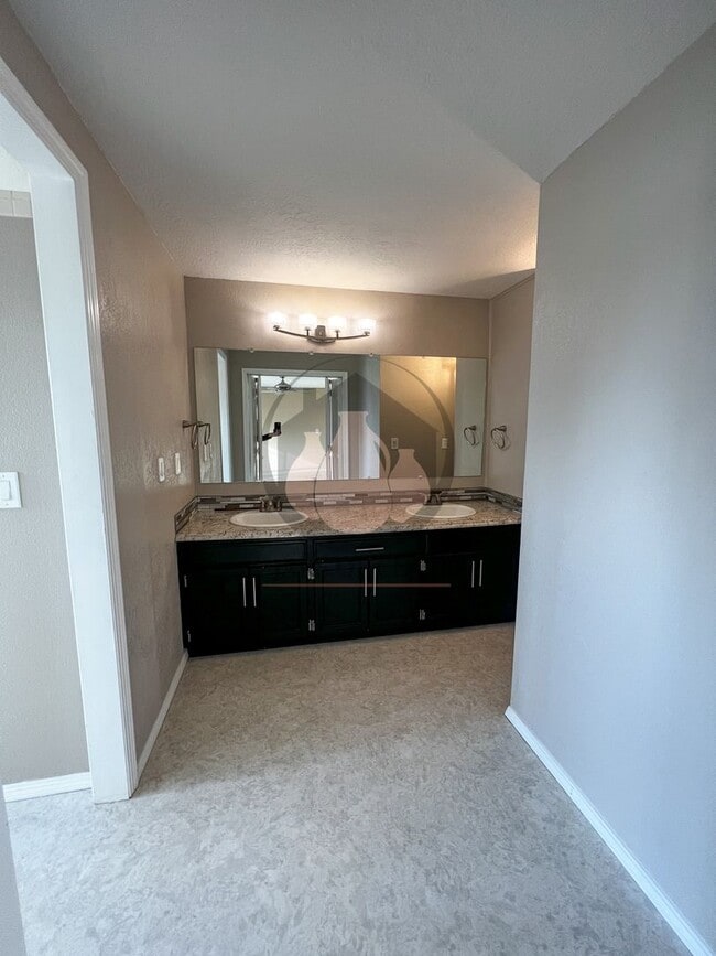 Building Photo - Beautiful South Salem Home-
