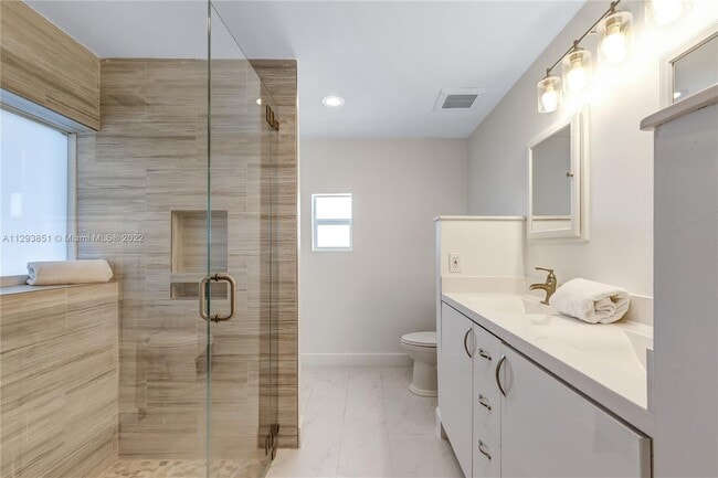 Building Photo - 921 SE 13th Ct