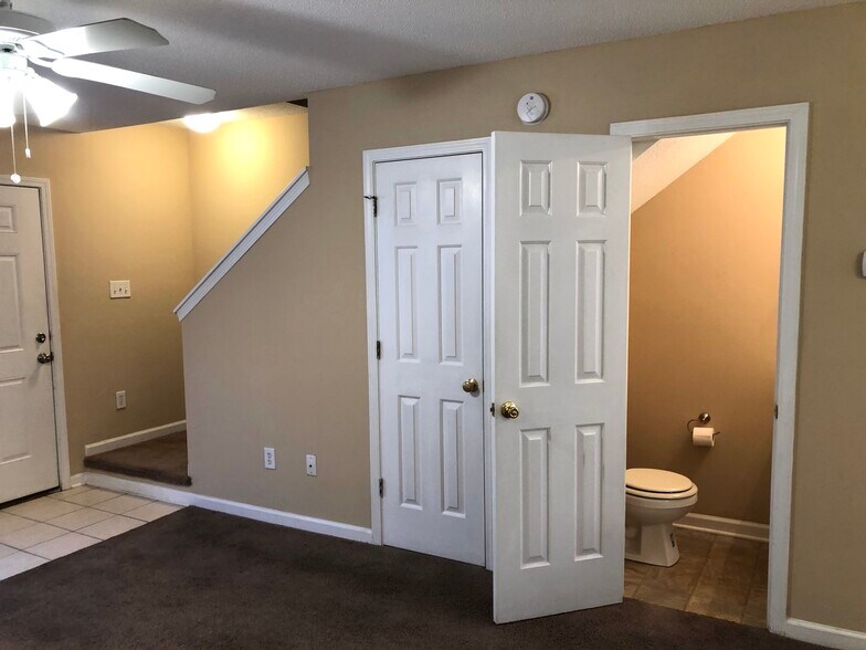 Building Photo - 6716 Bryant St