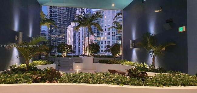 Building Photo - 1300 Brickell Bay Dr