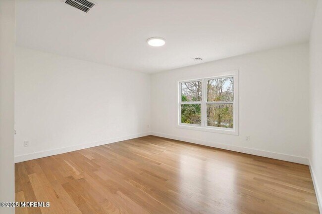 Building Photo - 527 Woodview Rd