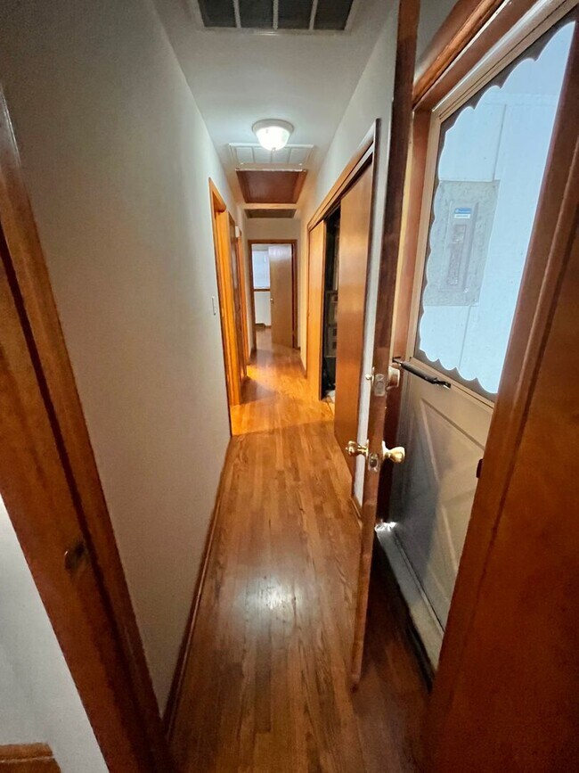 Building Photo - Single Family Home - 3 bedrooms and 1.5 bathrooms in Phelps Grove neighborhood. Ready for move-in...