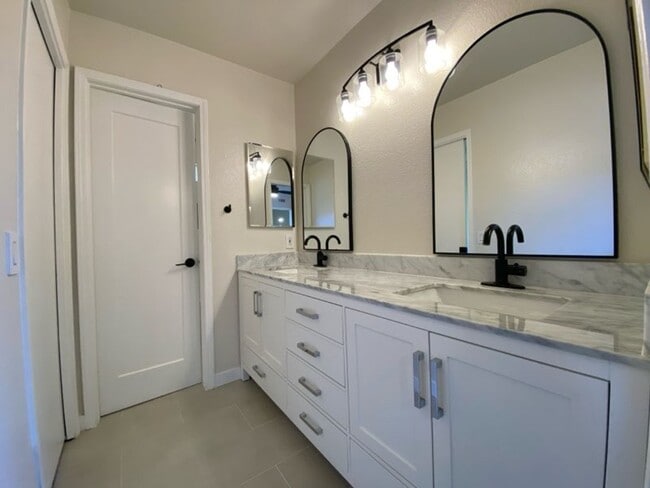 Building Photo - Beautiful 3BD/2.5Bath home within the Rancho Del Oro Village!