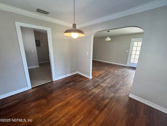 Building Photo - 4050 Dellwood Ave