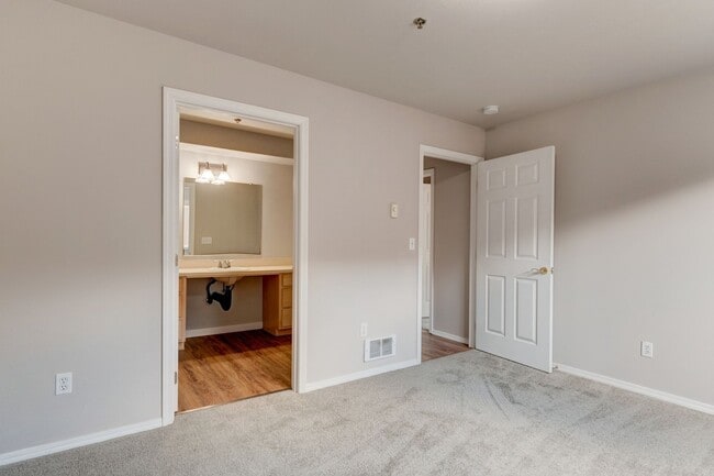 Building Photo - 2 Bed + Den/Office 2 Bath Ground level Condo