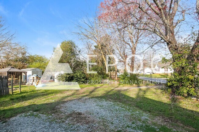 Building Photo - 810 Oakley St