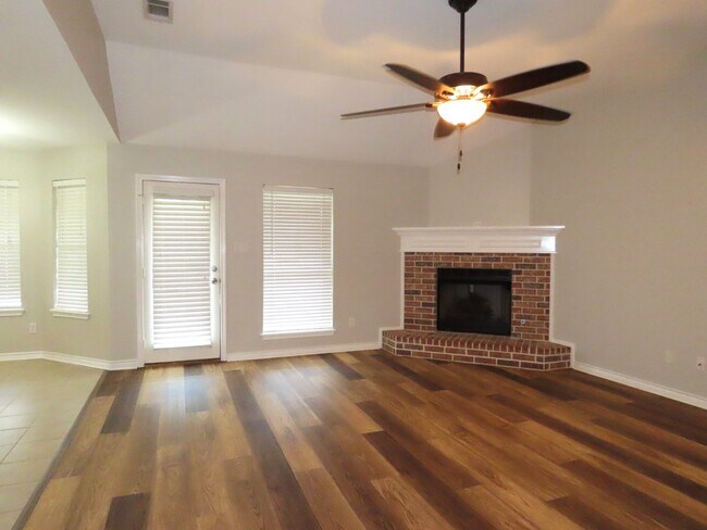 Building Photo - Gorgeous 3 Bedroom, 2 Bath Home in Flint!