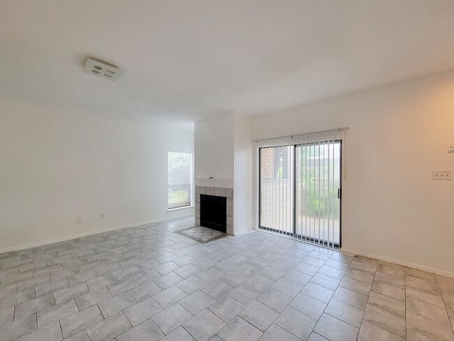 Building Photo - Spacious one of a kind 2 bedroom 2 bath condo in excellent condition. Entire condo has been paint...