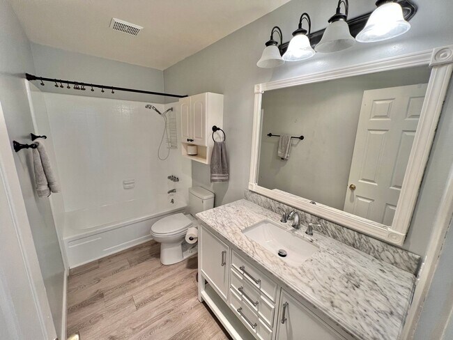 Building Photo - Top Floor Ocean View 1 Bed | Fully Remodeled | Large Balcony | Prime 2nd Street Location