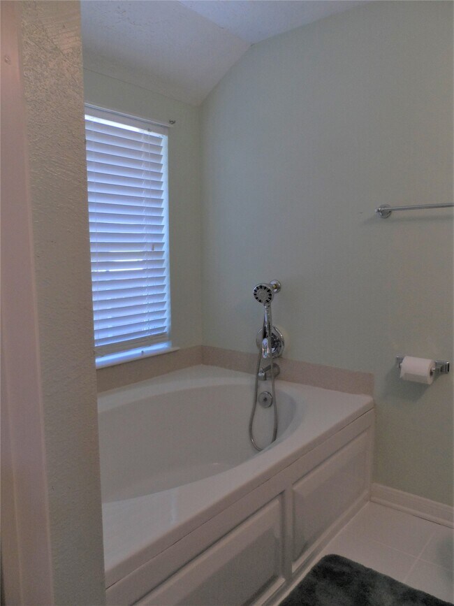 Building Photo - 13545 Northshore Loop