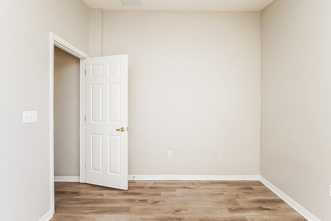 Building Photo - 827 Summer Glen Dr