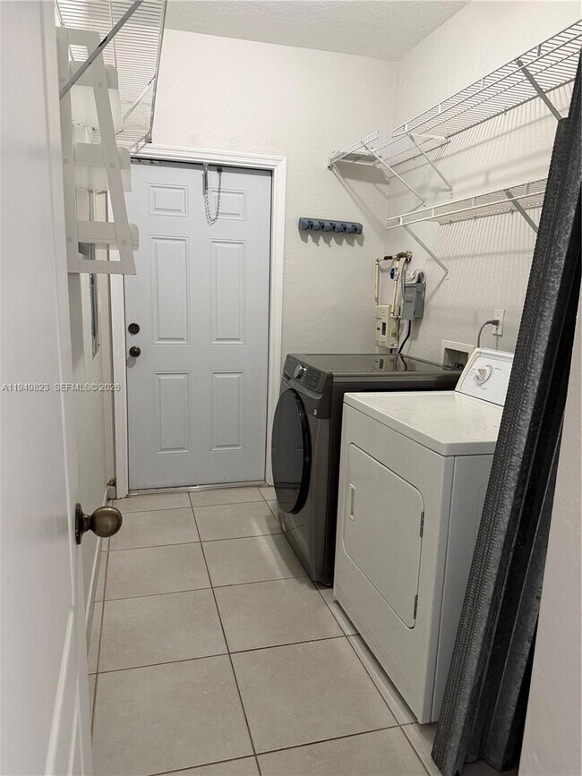 Building Photo - 7567 N Augusta Dr