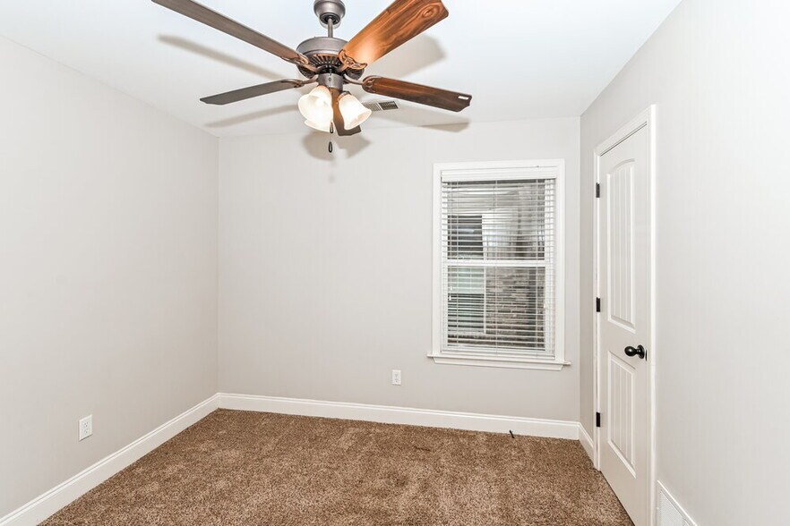 Building Photo - 3032 Magnolia Dr