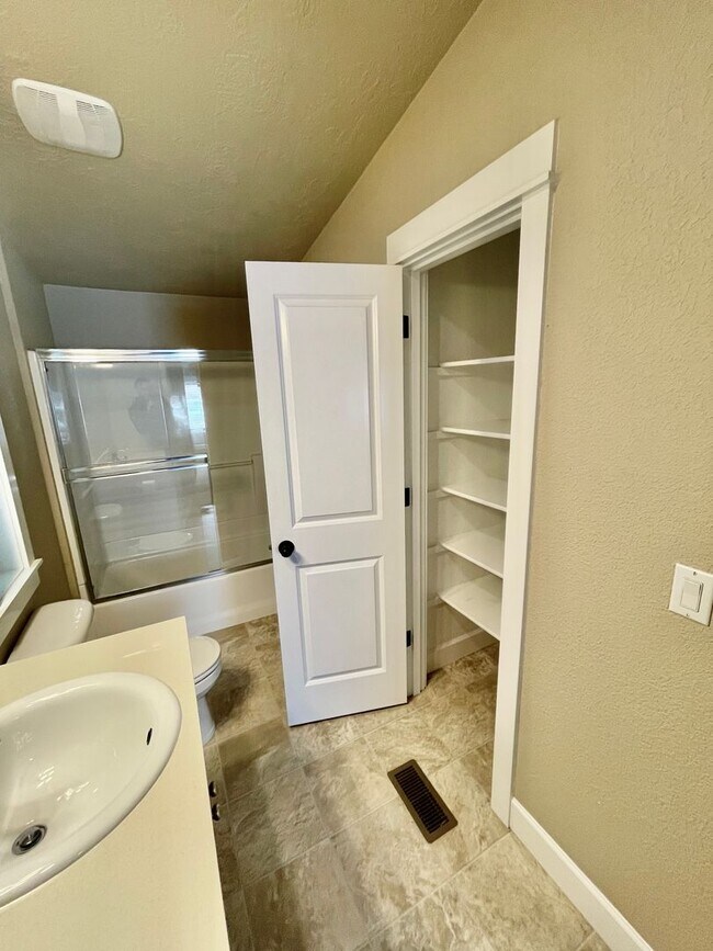 Building Photo - Spacious 3 Bedroom/2 Bath Home with genero...