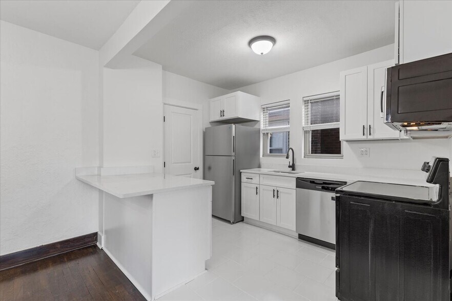 Building Photo - 2816 Clermont Ave