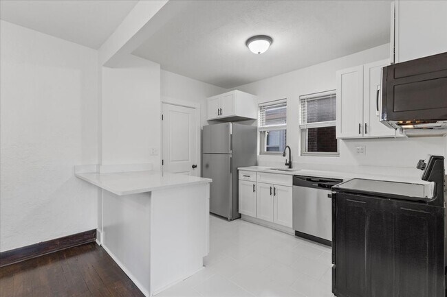 Building Photo - 2816 Clermont Ave