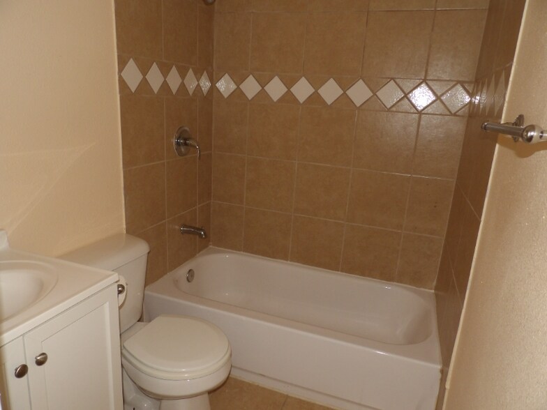 Building Photo - 3830 Gingham Way