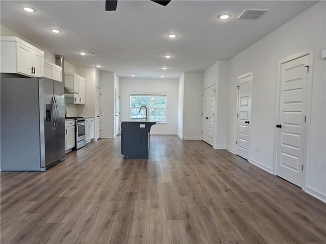 Building Photo - 827 N Crater Ave