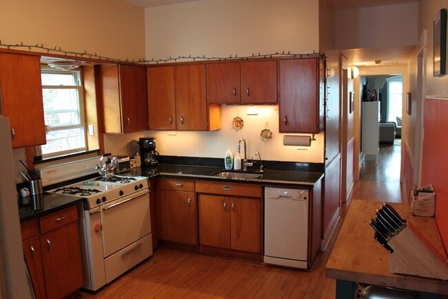 Building Photo - 4243 N Lincoln Ave