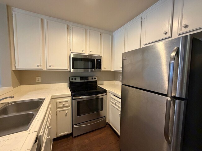 Building Photo - Great One Bedroom in the heart of Mission Valley! Parking and Laundry!