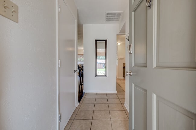 Building Photo - 565 Bell Dr