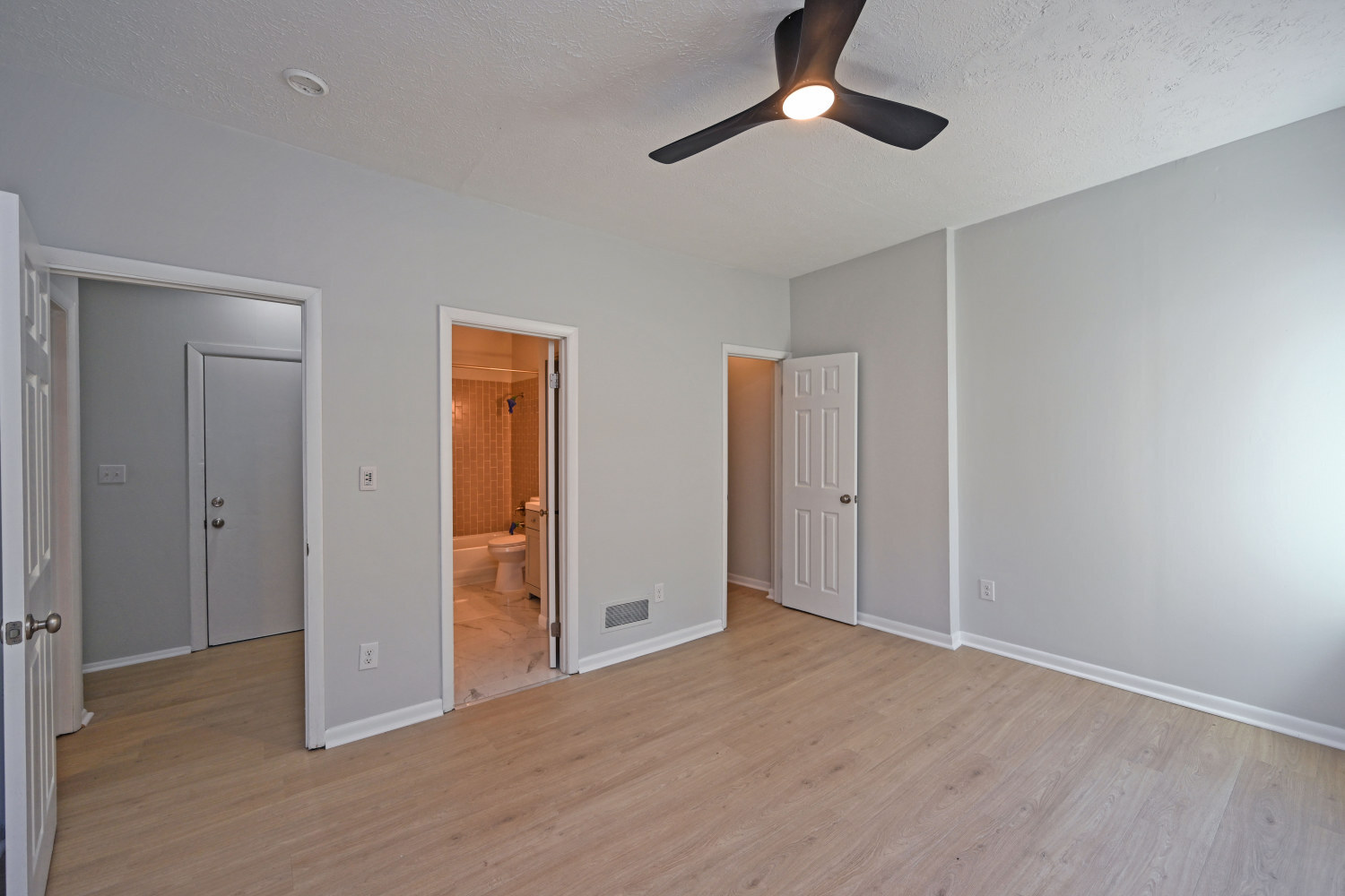 Building Photo - 2228 Kemper Ln