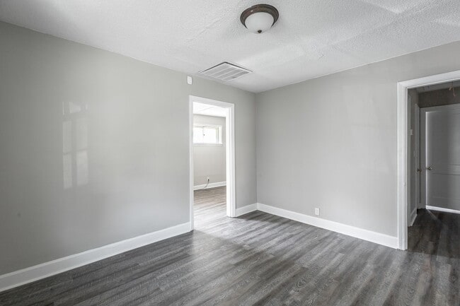 Building Photo - Newly Renovated 2 Bedroom 1 bath Home