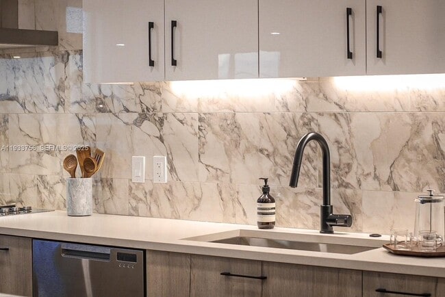 Building Photo - 333 N New River Dr E