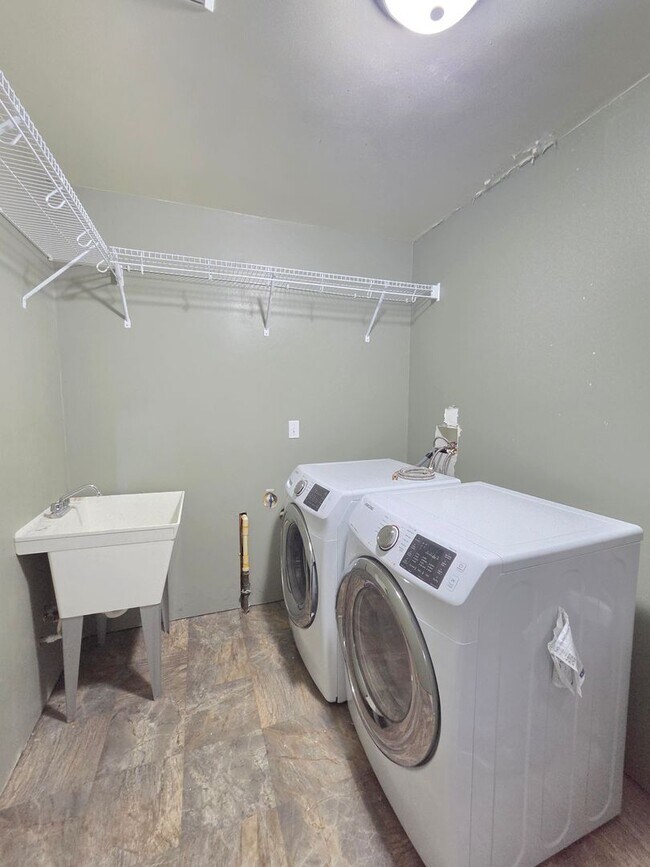 Building Photo - $2,800 - 3 Bed / 2 Bath Beautiful and Spacious Home with a Fully Fenced backyard
