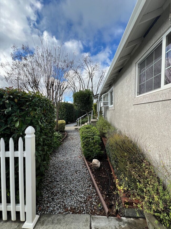 Building Photo - Welcome to this charming 2-bedroom, 2-bathroom home!