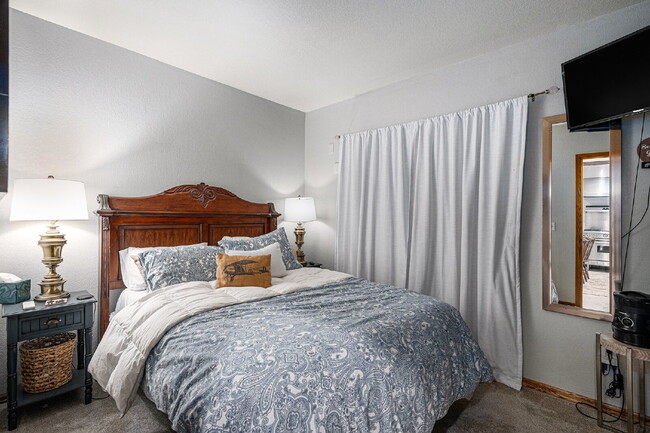 Building Photo - "Spacious 4-Bedroom Retreat with 3.5 Baths...